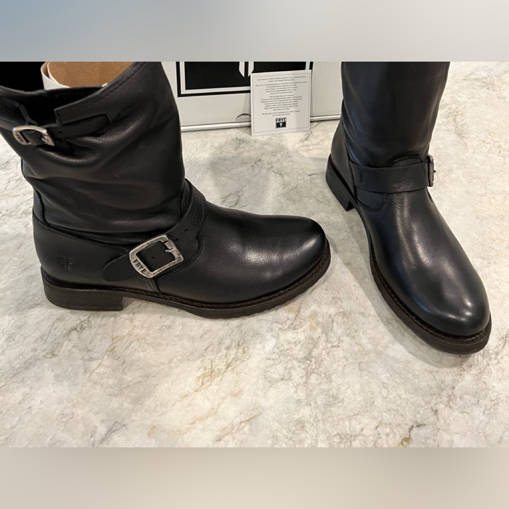 Frye Veronica Short Black and Dark Brown Size 7.5
